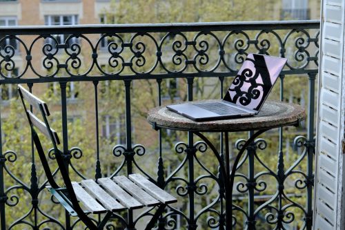Les balcons parisiens, source de danger pour les enfants